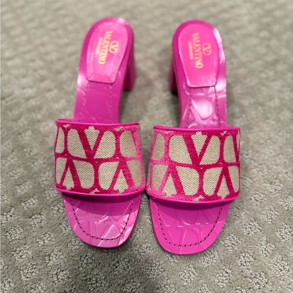 NWOT Valentino VLogo 50 Toile Iconographe Canvas Sandal on pink canvas. Size 39.